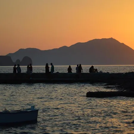 Sunset Boathouse 펜션